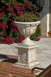 Burden planter in Crema limestone